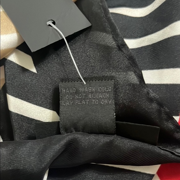 Elegant Striped Scarf with Tassels - Picture 7 of 7